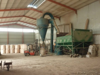膨润土加工使用雷蒙磨制粉设备进行生产中